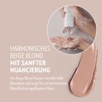 Beigefarbene Textur der GLYNT MANGALA Beige Blond Farbkur neben einer Detailaufnahme, in der das Produkt aus der Tube auf einen behandschuhten Handrücken gegeben wird