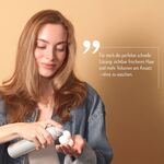 Frau gibt Trockenshampoo Schaum aus einer Dose in ihre Handfläche, luftiger weißer Schaum sichtbar, Anwendung für frisches Haar und mehr Volumen am Ansatz ohne Haarewaschen