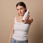 Frau hält das GLYNT SENSITIVE Jojoba Fluid in der Hand – pflegendes Hautöl für trockene und empfindliche Haut