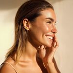 Frau mit sanft gebräuntem, ebenmäßigem Teint und natürlichem Glow – gepflegtes Hautbild durch einen Selbstbräuner fürs Gesicht.