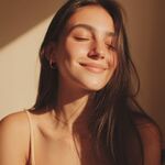 Natürlich strahlender Teint bei Tageslicht – Ergebnis eines Selbstbräuners für das Gesicht mit gleichmäßiger, frischer Bräune.