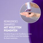 Silbershampoo mit violetten Pigmenten wird in die Hand dosiert zur Anwendung im nassen Haar.