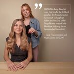 Friseurmeisterin Jana steht hinter einem Model mit langem, beigeblond nuanciertem Haar und empfiehlt GLYNT MANGALA Beige Blond zur Farbauffrischung zwischen Friseurbesuchen