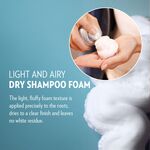 Hand dosiert Trockenshampoo Schaum aus einer Dose in die Handfläche, sichtbar luftige weiße Schaumtextur, die sich leicht verteilen lässt und am Ansatz transparent trocknet ohne weiße Rückstände