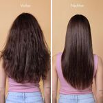 Vorher-Nachher Vergleich: Dunkles, krauses Haar vor der Anwendung und nach dem Auftragen des BREEZE Hitzschutz Sprays, sichtbar glattes, glänzendes Haar mit Anti-Frizz-Effekt, getragen von Frau in rosa Top und hellblauer Jeans.