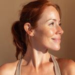 Gesunder, warmer Hautton mit feinem Glow – erzielt durch einen Selbstbräuner Gesicht für ein natürliches Finish