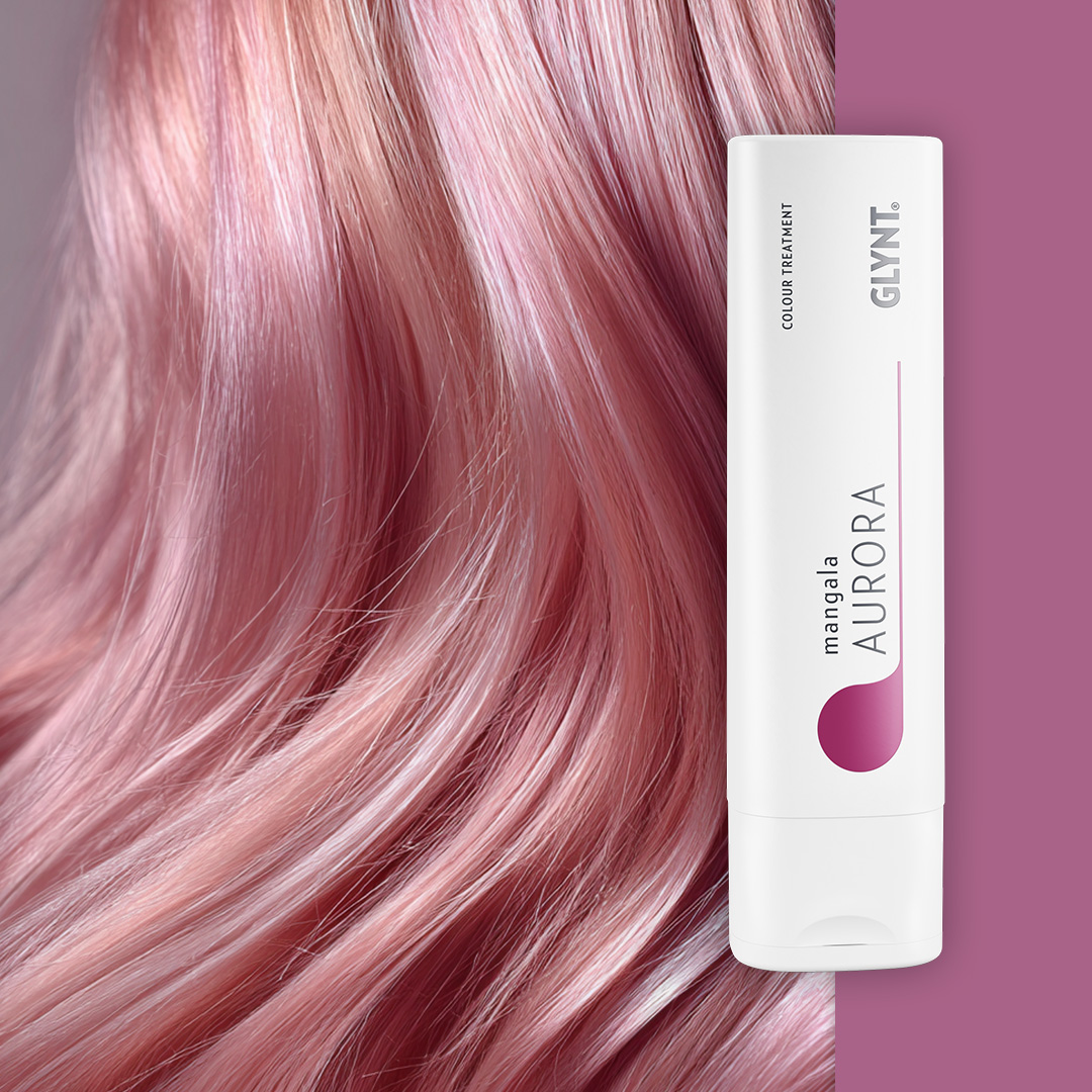 MANGALA Aurora Farbkur neben glänzendem pastellroséfarbenem Haar – verleiht ein strahlendes Aurora-Pink mit schimmerndem Glanz.
