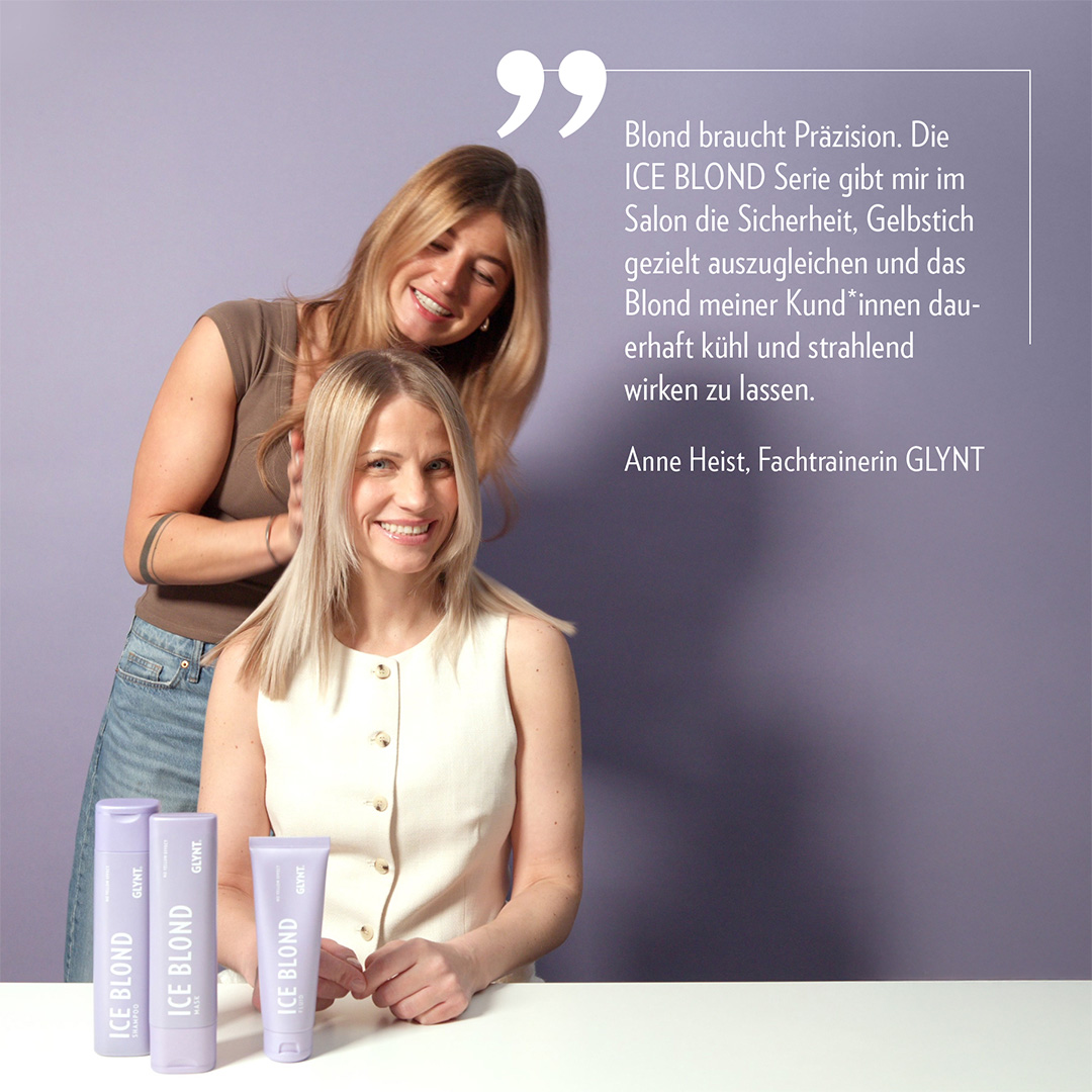 Friseurin und Kundin mit blondem Haar im Salon neben Produkten der ICE BLOND Serie, darunter eine Anti-Gelbstich Maske zur Neutralisierung von Gelbstich.