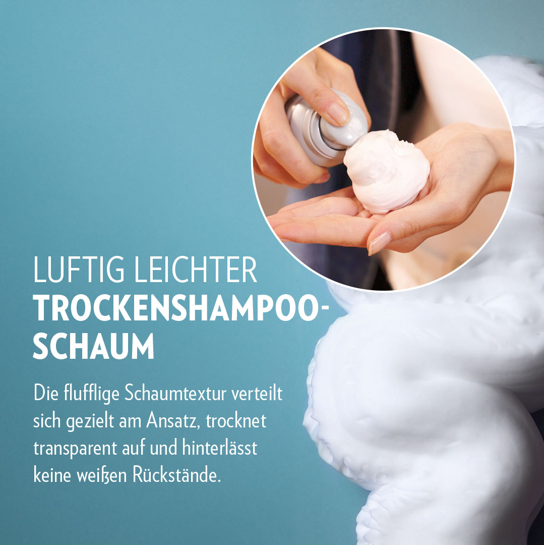 Hand dosiert Trockenshampoo Schaum aus einer Dose in die Handfläche, sichtbar luftige weiße Schaumtextur, die sich leicht verteilen lässt und am Ansatz transparent trocknet ohne weiße Rückstände